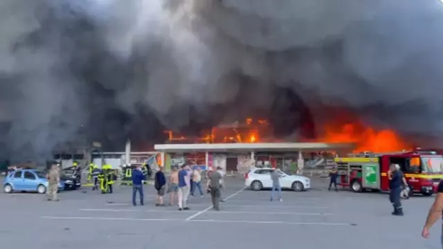 Son Dakika: Rusya, Ukrayna'da bir AVM'yi vurdu! İçeride binden fazla sivilin olduğu söyleniyor