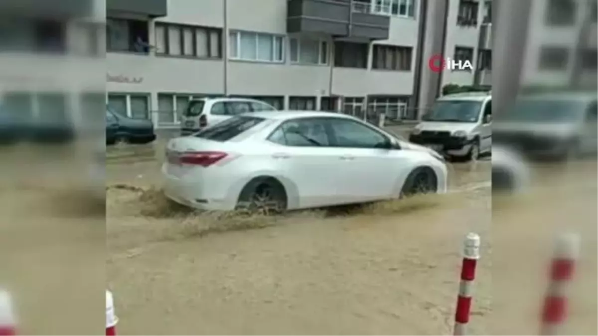 Turuncu alarm verilen Zonguldak'ta yollar sular altında kaldı