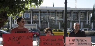 ABD'nin kürtajı anayasal hak olmaktan çıkaran kararına karşı Yunanistan'da eylem