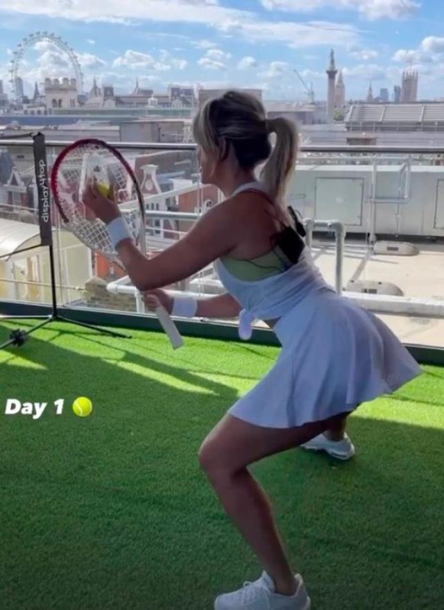 Cesur pozlarıyla tanınan ünlü sunucu tenis oynarken de rahat durmadı! Eteğini kaldırıp poz verdi