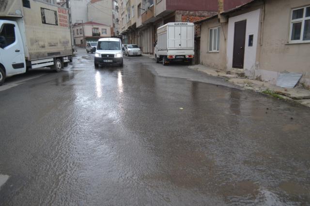 Çorlu'da boşa akan su yolları göle çevirdi, vatandaş belediyeye sitem etti: Başkanımız bizim mahalleyle de ilgilenmeli