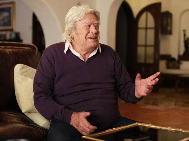 Cüneyt Arkın'ın ölüm haberini alan sevenleri hastaneye akın etmeye başladı Cüneyt Arkın'ın ölüm haberini alan sevenleri hastaneye akın etmeye başladı