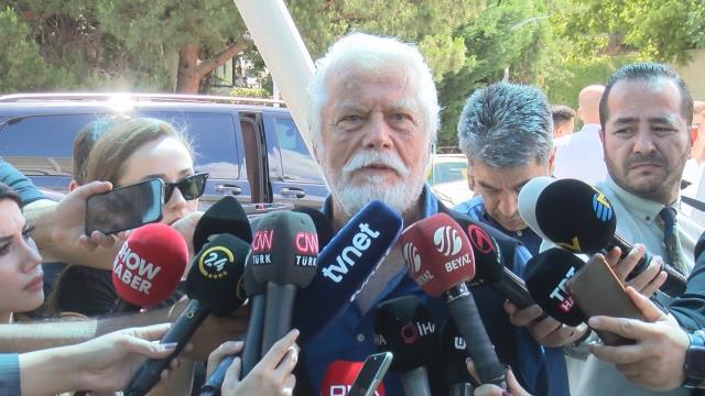 Cüneyt Arkın'ın ölüm haberini alan sevenleri hastaneye akın etmeye başladı Cüneyt Arkın'ın ölüm haberini alan sevenleri hastaneye akın etmeye başladı