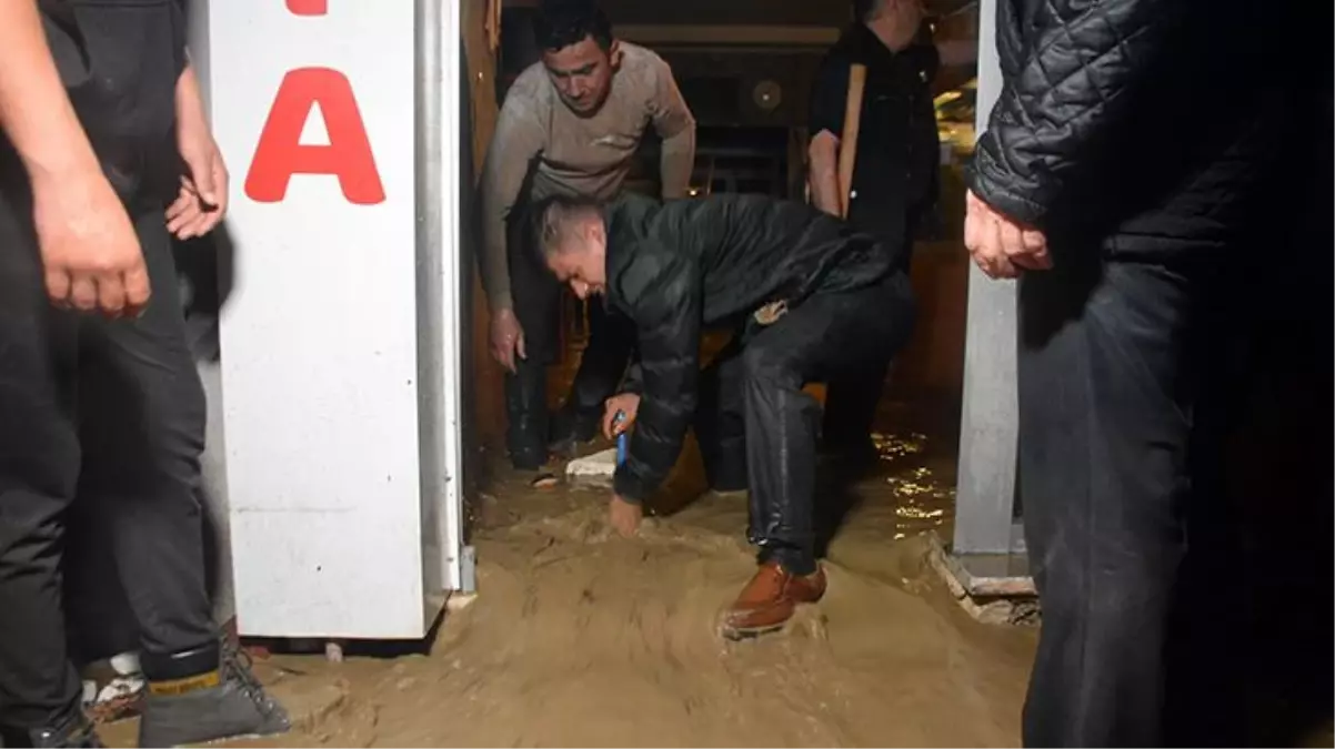 Caddeyi su basınca harekete geçti! Dükkanını kurtarmak isteyen esnaf adeta zamanla yarıştı