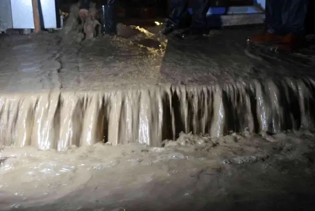 Karabük Yenice'yi su bastı: Ekmek teknesini kurtarmak isteyen esnaf seferber oldu