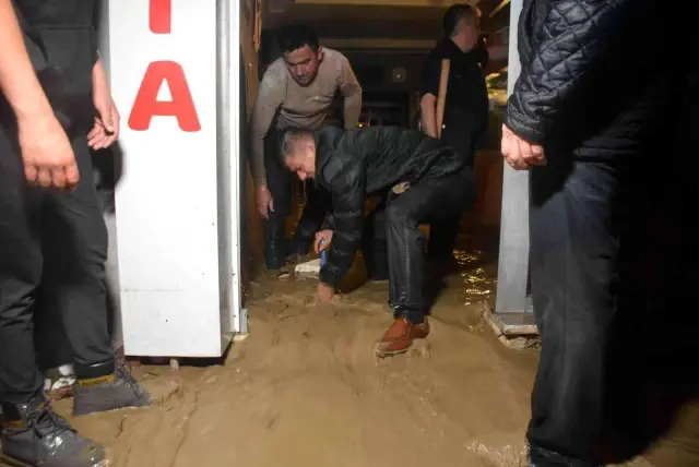 Karabük Yenice'yi su bastı: Ekmek teknesini kurtarmak isteyen esnaf seferber oldu