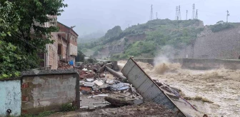 Kozcağız'da 4 katlı bina yıkıldı, mahalle tahliye edildi