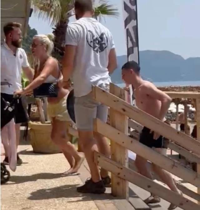 Yıldız futbolcunun telefonunu karıştıran sevgilisi çılgına döndü! Plajdan atıldılar Yıldız futbolcunun telefonunu karıştıran sevgilisi çılgına döndü! Plajdan atıldılar