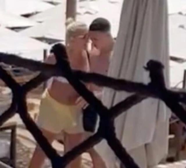 Yıldız futbolcunun telefonunu karıştıran sevgilisi çılgına döndü! Plajdan atıldılar Yıldız futbolcunun telefonunu karıştıran sevgilisi çılgına döndü! Plajdan atıldılar