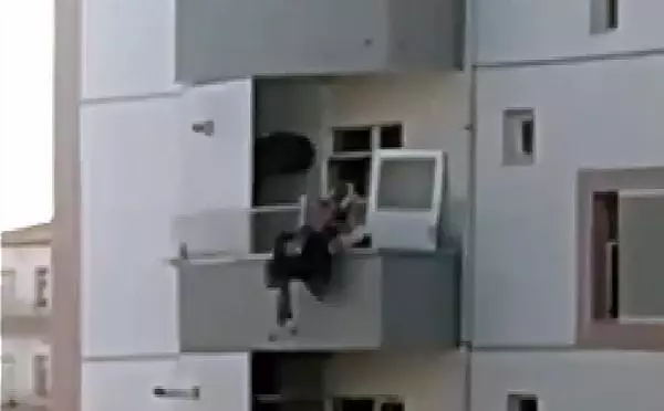 Alevlere teslim olan daireden aşağı atlayan kadın, alt kattaki komşusu tarafından havada yakalandı