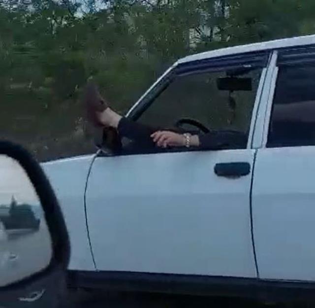 Ayakları dışarıda otomobil kullanan sürücüye ekipler acımadı