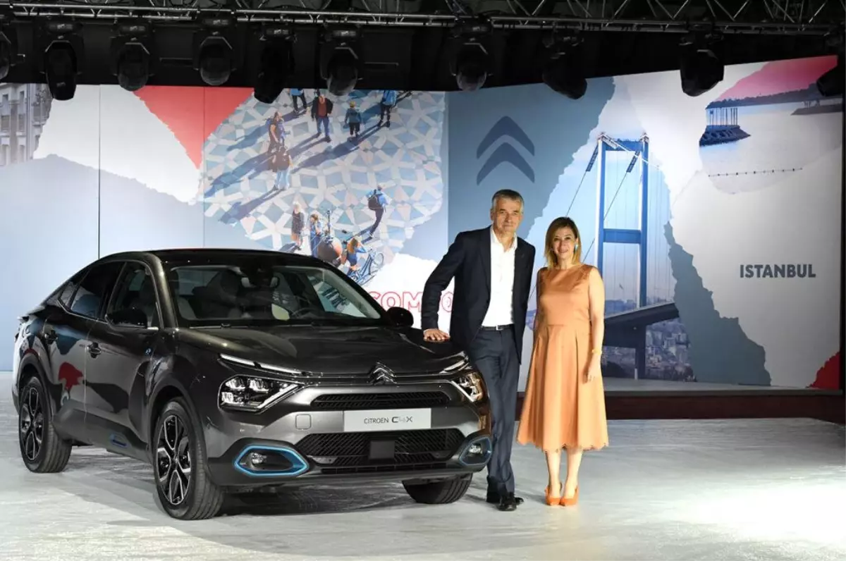 Citroen C4 X ve ë-C4 X'in örtüsünü İstanbul'da kaldırdı