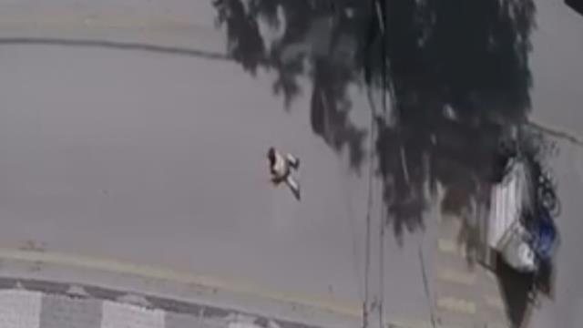 Maltepe'de yürekleri ağza getiren olay! Hareket halindeki motosikletin sepetindeki çocuk yola düştü