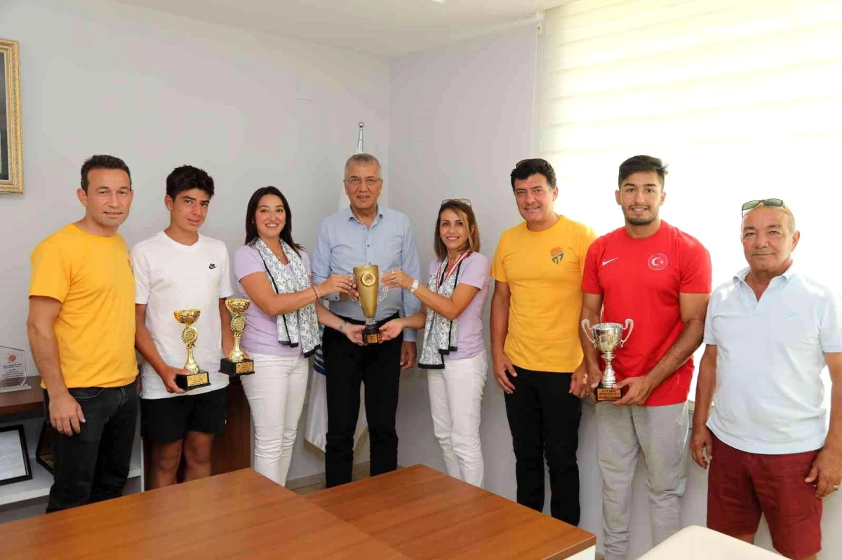 Mezitli Belediyesinin sporcuları kupalarını Başkan Tarhan'a getirdi
