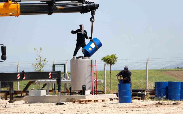 Tarlasından petrol bulan vatandaşla 'deli' deyip dalga geçenler şimdilerde 'kral' diye hitap ediyor