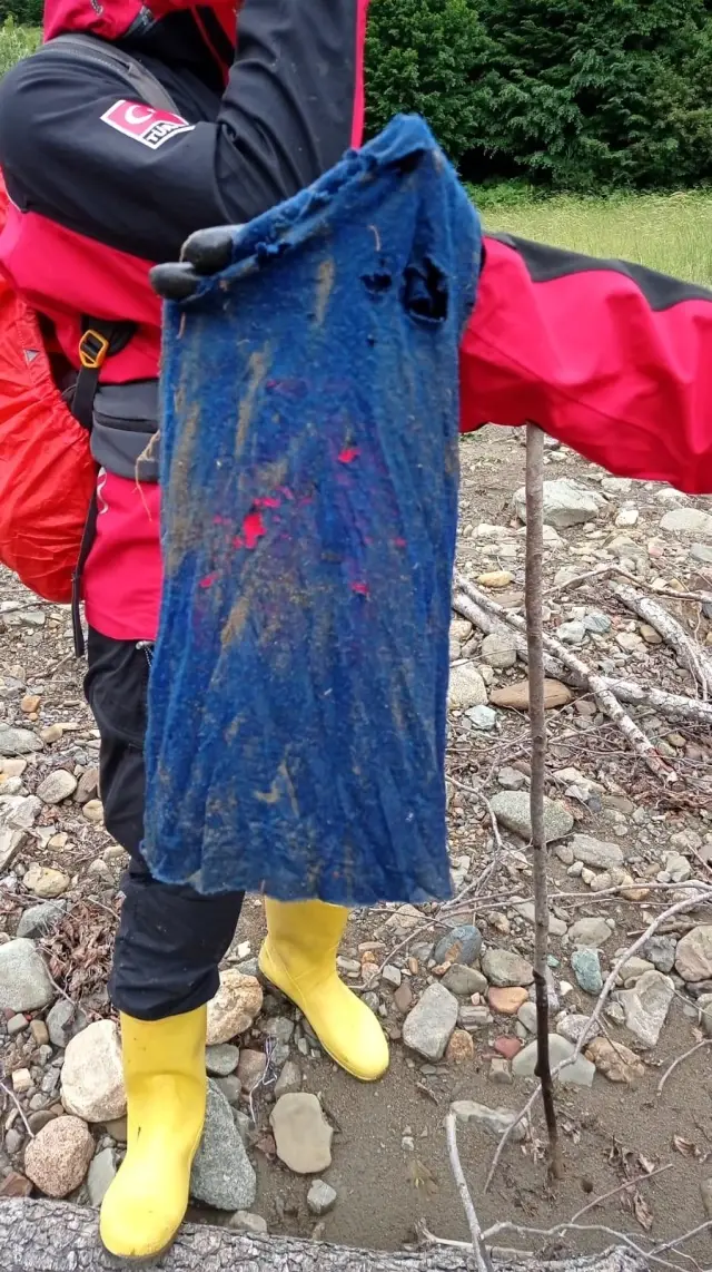 Selde kaybolan 22 yaşındaki gencin kıyafeti ve ayakkabısı bulundu, acılı dede gözyaşlarına boğuldu