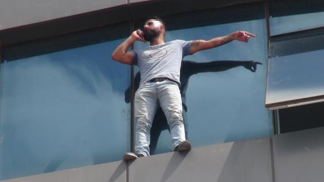 '5 dakikanız var, vali gelsin yoksa kendimi aşağıya atarım' diyerek intihara kalkıştı