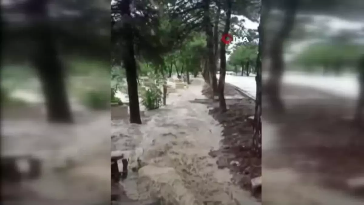 Ankara'da sel Karşıyaka mezarlığını da vurdu
