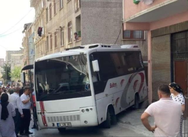 Freni boşalan midibüs duvara çarptı, oyun oynayan çocuk son anda kurtuldu