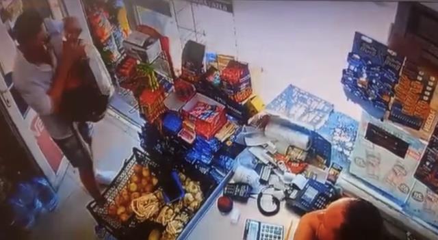 İki arkadaş yatakta çıplak ve sarılmış halde ölü bulundu