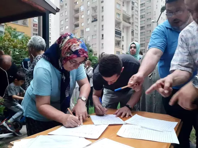 Site aidatına fahiş zamma karşı eylem yaptı, yöneticiden dayak yedi Site aidatına fahiş zamma karşı eylem yaptı, yöneticiden dayak yedi