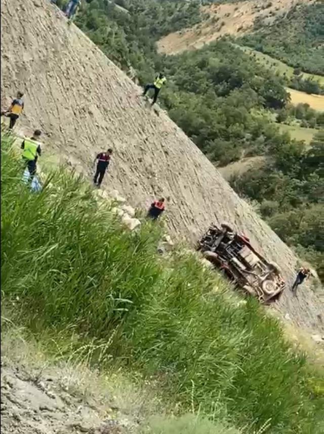 Tokat'ta minibüs, uçuruma yuvarlandı: 1'i çocuk 4 ölü, 1 yaralı