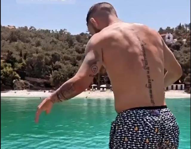 Trabzonsporlu Siopis kolbastıya doyamadı! Tatilde hem oynadı hem yüzdü