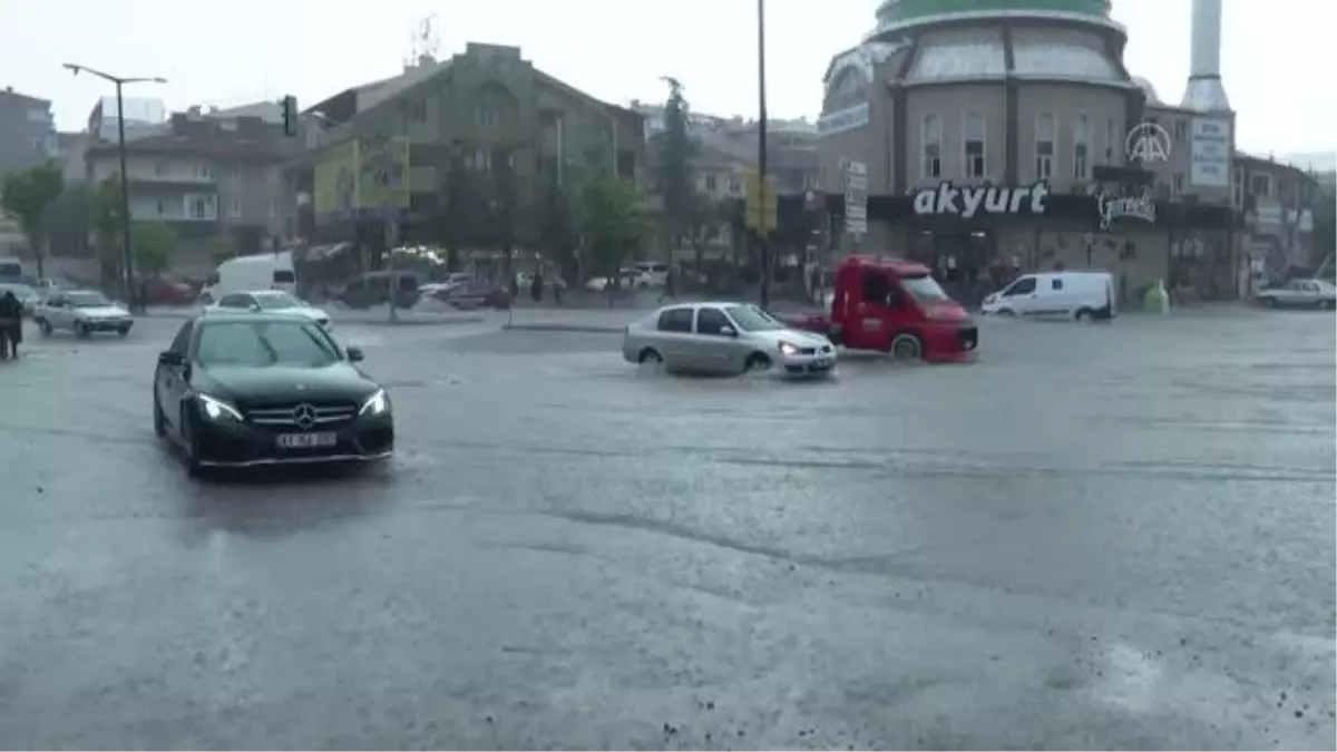 Başkentte kuvvetli yağış Keçiören ve Pursaklar ilçelerinde hayatı olumsuz etkiledi
