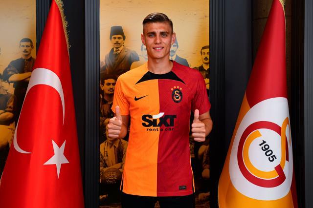 Genç yıldız formayı giydi! Kazımcan Karataş, Galatasaray'da