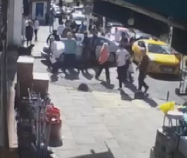 Kadıköy'de eski sevgilisini kaçırmaya çalışan şüpheliye esnaf engel oldu