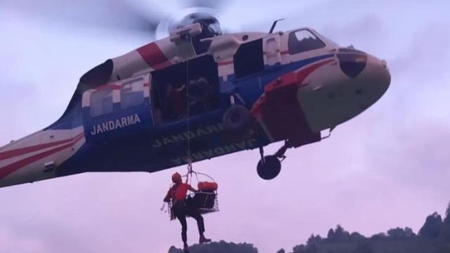 Selde yolu kapanan köydeki hastanın imdadına helikopter yetişti