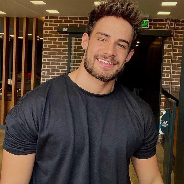 6 ay sonra Türkiye'ye dönen Batuhan Karacakaya, akaryakıt fiyatlarını görünce şoke oldu