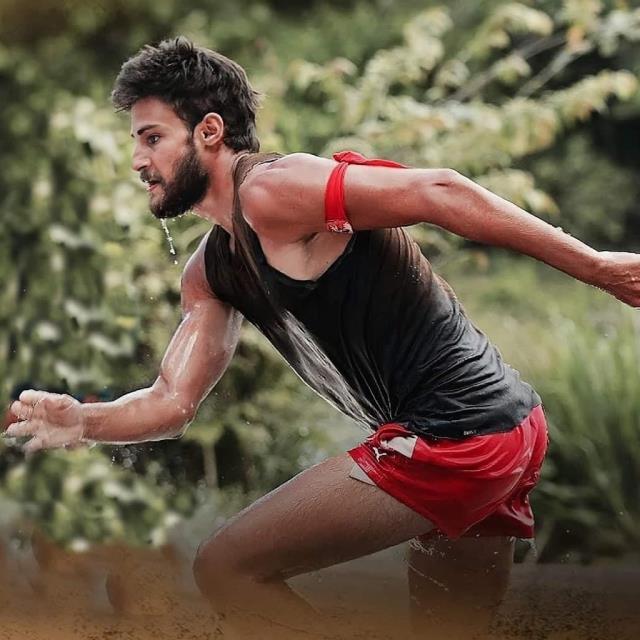 6 ay sonra Türkiye'ye dönen Batuhan Karacakaya, akaryakıt fiyatlarını görünce şoke oldu