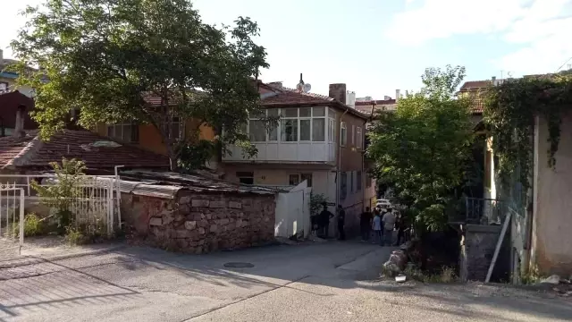 Boşanma aşamasındaki eşini tabancayla vurup intihar etti