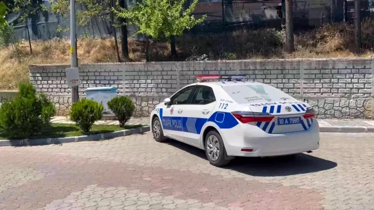 Son dakika... Dursunbey'de bıçaklı kavga: 2 ölü, 1 yaralı
