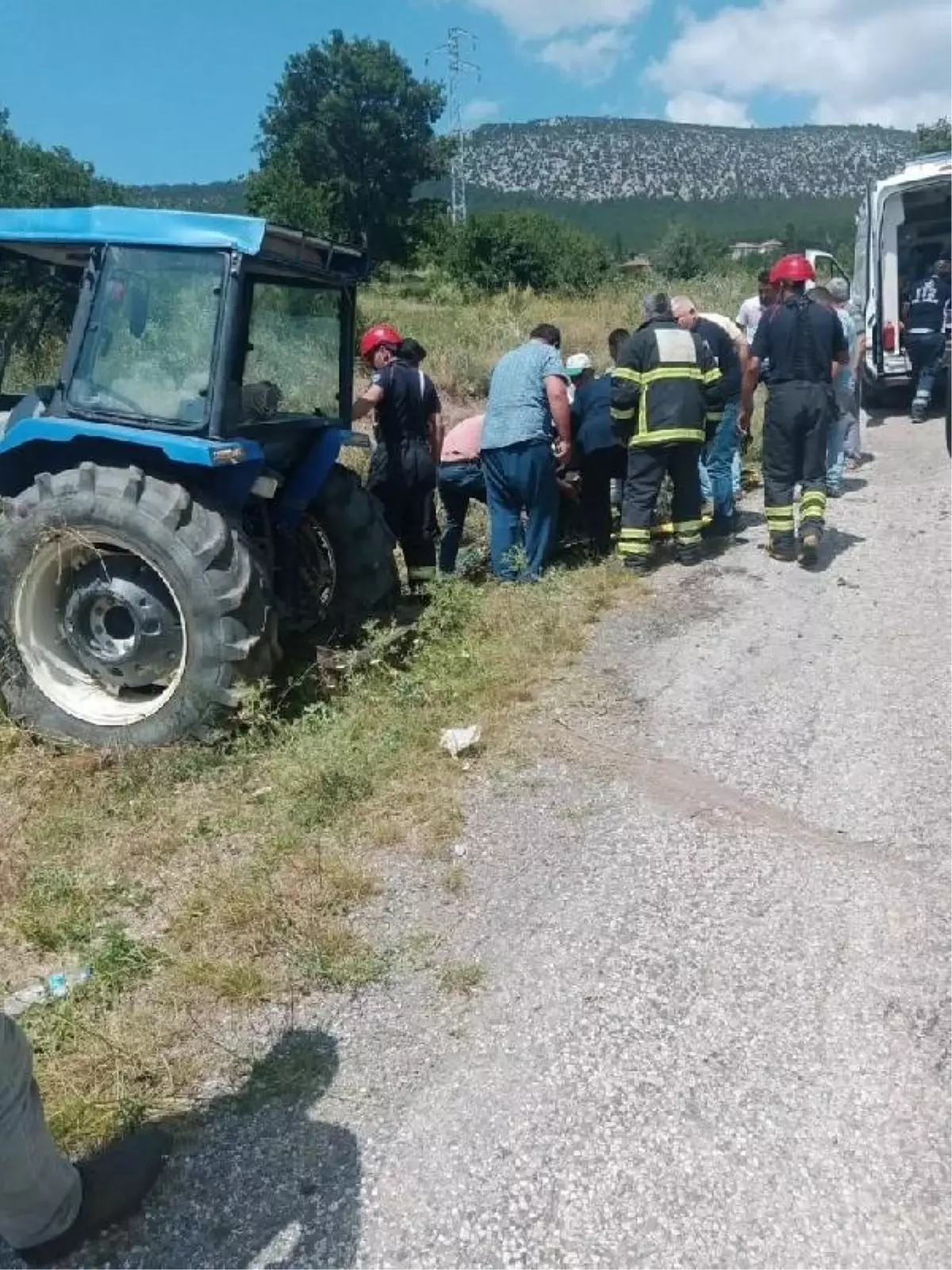 Freni boşalan traktör şarampole devrildi: 2 ölü, 2 yaralı