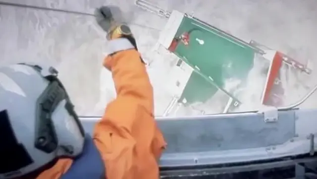 Hong Kong'ta fırtına gemiyi ikiye böldü, onlarca kişi kayıp