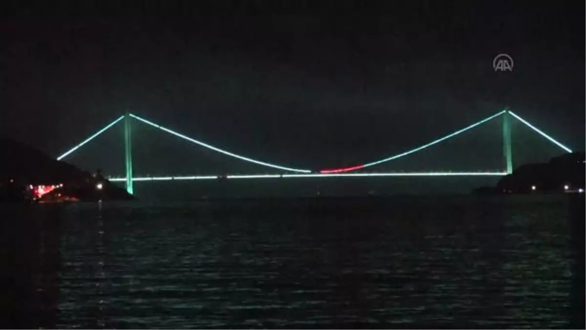 İstanbul'da köprüler Denizcilik ve Kabotaj Bayramı için aydınlatıldı
