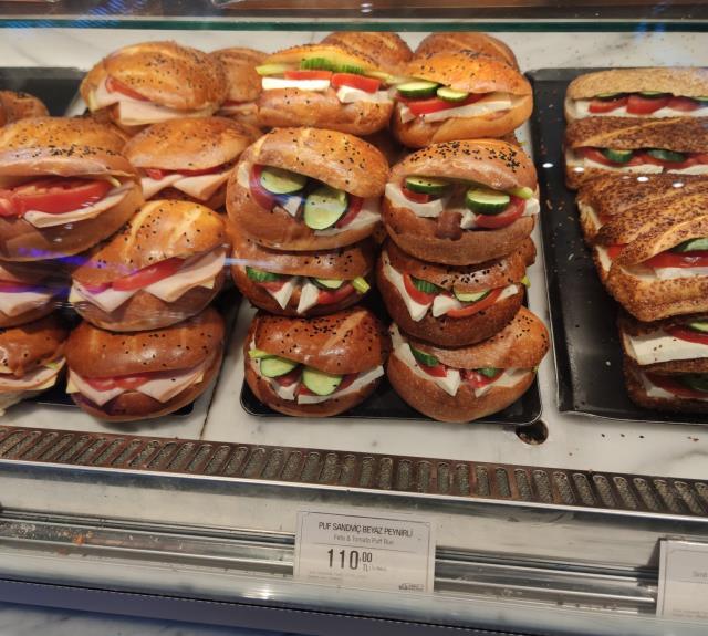 İstanbul Havalimanı'ndaki fiyatlar gündem oldu! Pizza 540 TL, su ise 31 TL'ye satılıyor