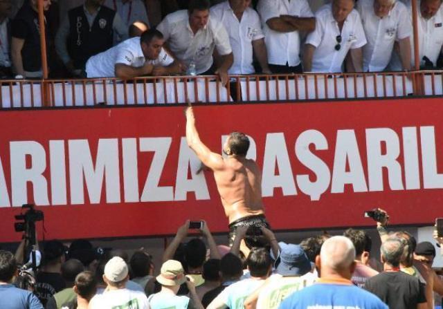 Kırkpınar'da ortalık karıştı! Hakem kulesine tırmanan Başpehlivan Şaban Yılmaz'ı polis zor durdurdu