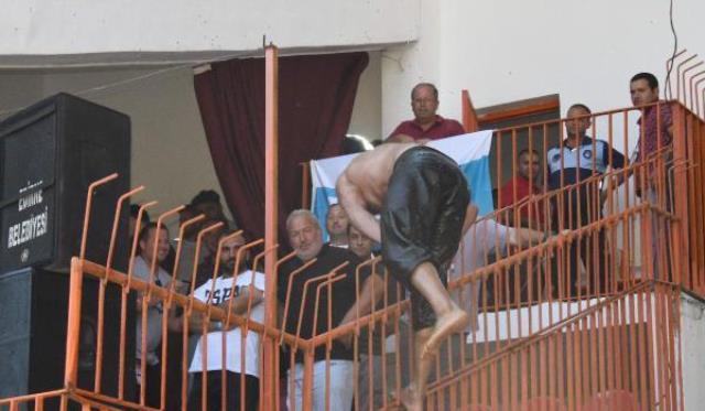 Kırkpınar'da ortalık karıştı! Hakem kulesine tırmanan Başpehlivan Şaban Yılmaz'ı polis zor durdurdu