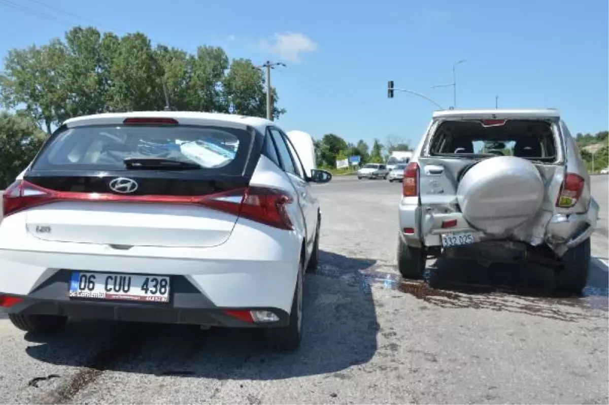 Sakarya'da otomobil, cipe çarptı: 6 yaralı