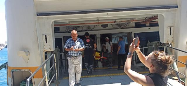 Son Dakika! Dümeni kilitlenen şehir hatları vapuru, Karaköy iskelesine çarptı Son Dakika! Dümeni kilitlenen şehir hatları vapuru, Karaköy iskelesine çarptı