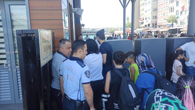 Son Dakika! Dümeni kilitlenen şehir hatları vapuru, Karaköy iskelesine çarptı Son Dakika! Dümeni kilitlenen şehir hatları vapuru, Karaköy iskelesine çarptı