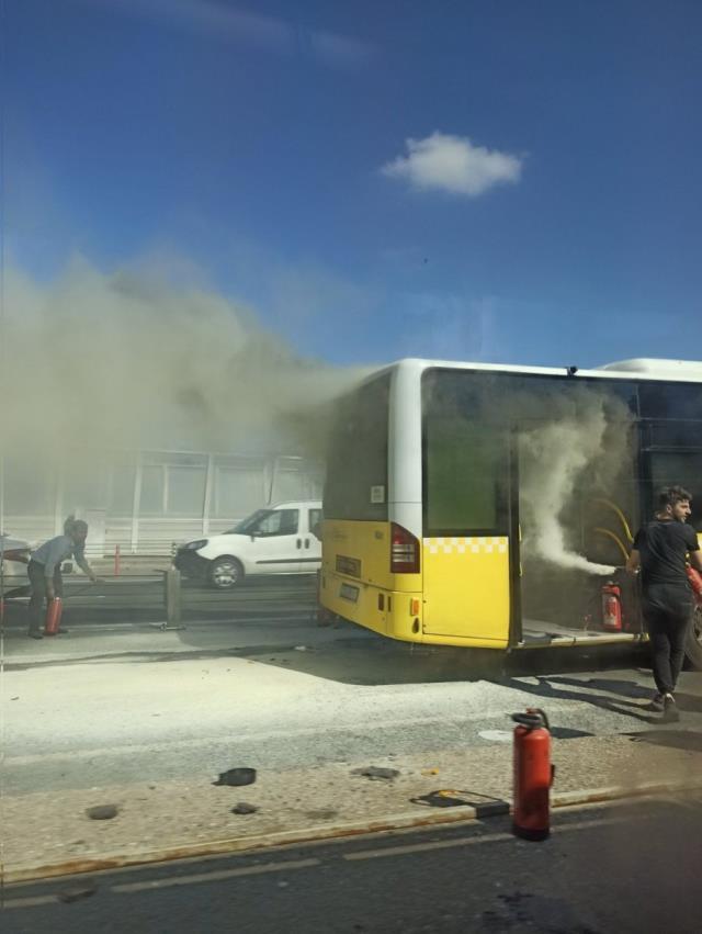 Son Dakika: Haliç Köprüsü üzerinde bir metrobüste yangın çıktı! Yolcular tahliye edildi, ekipler müdahale ediyor Son Dakika: Haliç Köprüsü üzerinde bir metrobüste yangın çıktı! Yolcular tahliye edildi, ekipler müdahale ediyor