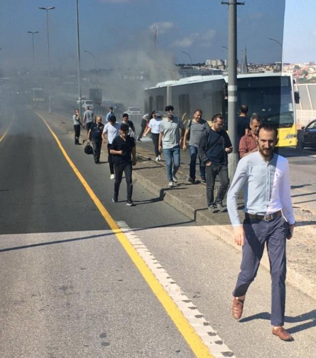 Son Dakika: Haliç Köprüsü üzerinde bir metrobüste yangın çıktı! Yolcular tahliye edildi, ekipler müdahale ediyor Son Dakika: Haliç Köprüsü üzerinde bir metrobüste yangın çıktı! Yolcular tahliye edildi, ekipler müdahale ediyor