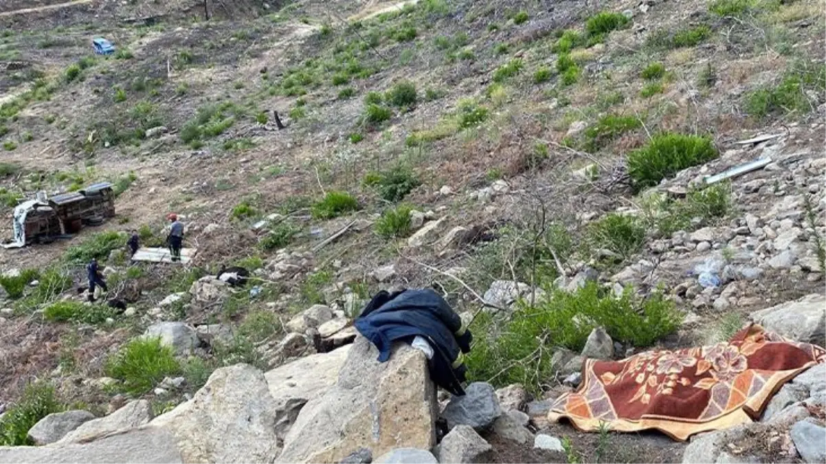 Yolda inek ölüsü ihbarı üzerine gelen ekipler, erkek cesediyle karşılaştı