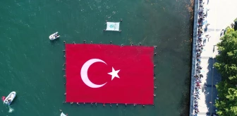 600 metrekarelik rekor büyüklükteki Türk bayrağı, İzmit Körfezi'ni taçlandırdı