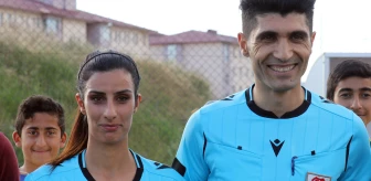 Ağrı'da futbol hakemi, beraber görev aldıkları maçta kız arkadaşına evlilik teklifi yaptı