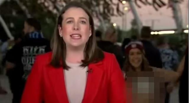 Canlı yayında muhabirin arkasında duran genç kız aniden göğüslerini açtı, seyirciler ekrana bakakaldı